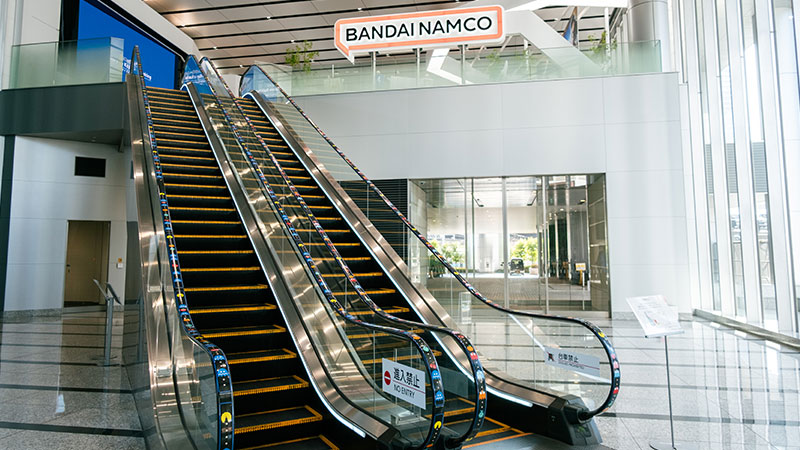 エスカレーターのある開放的なエントランス