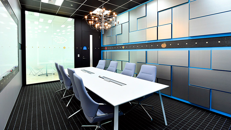 ゲームキャラクターの装飾が施された会議室