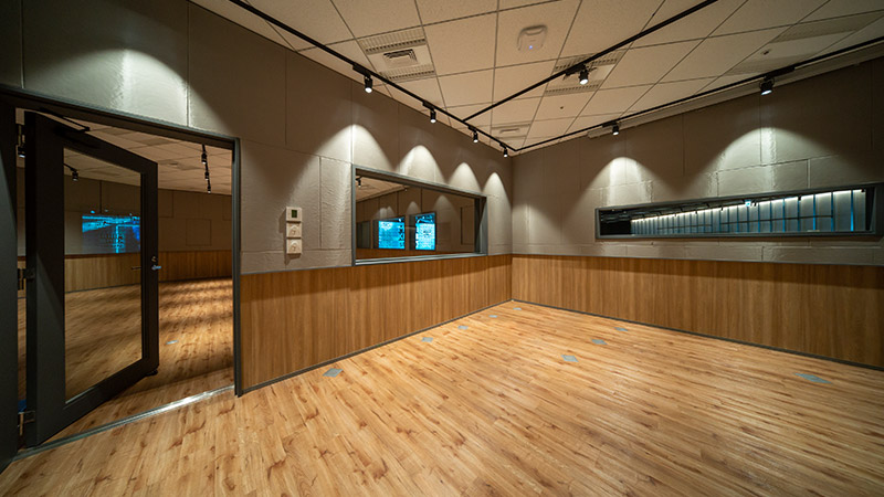 木目の腰壁と床があるスタジオ