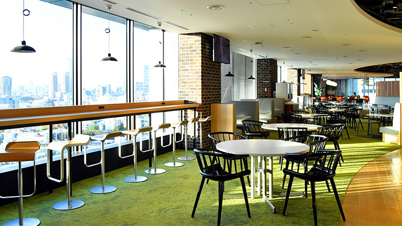 都市を一望できるカウンター席のある食堂